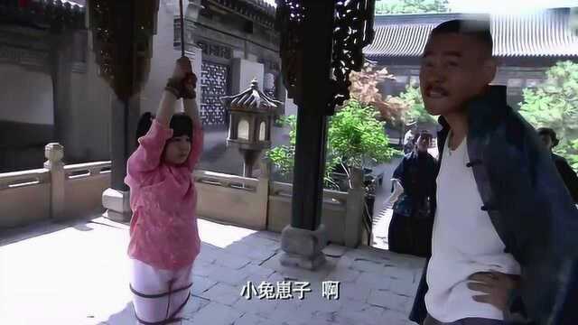 旅长的两个小妾跑了,气得把女儿吊起来打:老子一刀劈了你