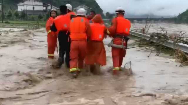 直击现场:四川雅安特大暴雨已致2人死亡 近十万人受灾