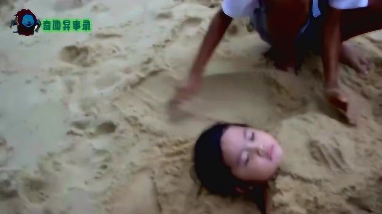 小萌娃在沙滩玩耍却被爸爸埋在沙子里表情生无可恋