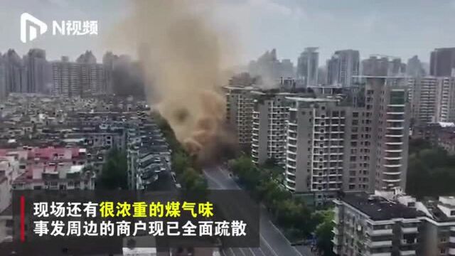 浙江杭州一地面坍塌现场:冒起大量黄尘,空气中有煤气味