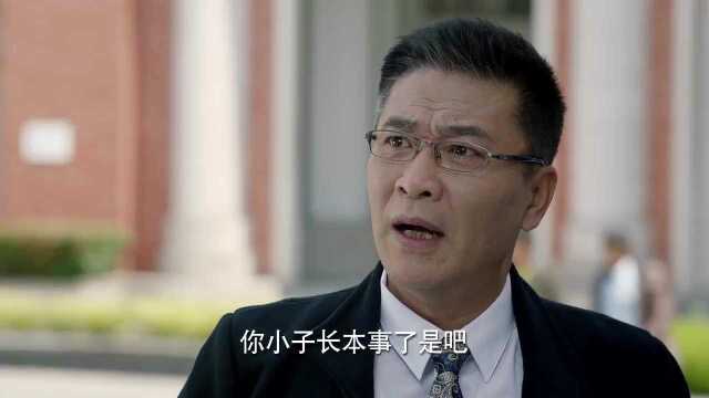 学生不学无术,殴打教授,最后跪下认错.