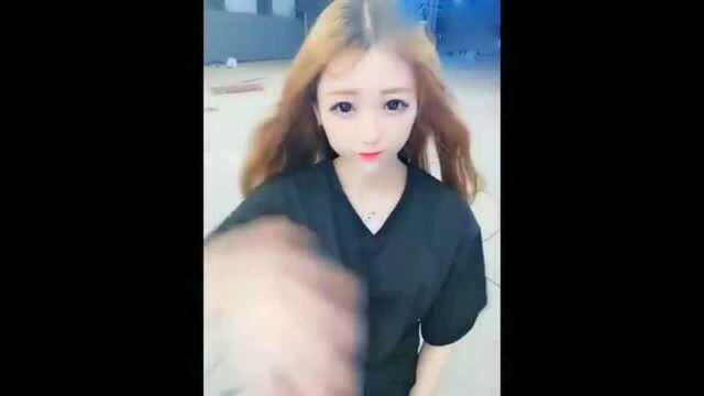 美女户外秀自拍, 网友 看一眼就爱上了她