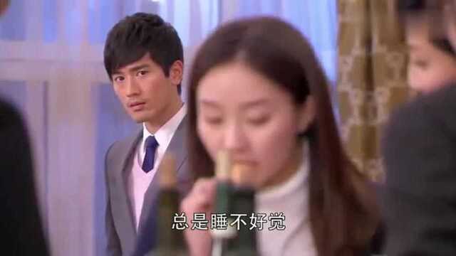 沥川打听公司状况,意外得知小秋好酒贪杯神经衰弱靠酒才能睡着