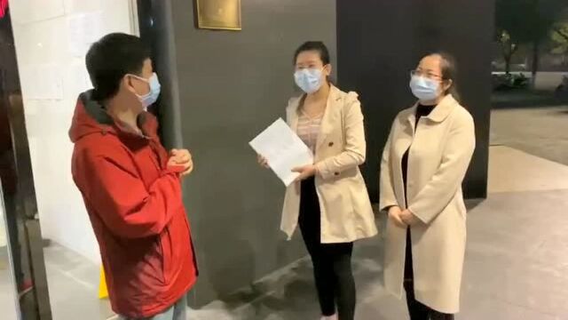 离开前一天,黄冈战友跟我们在酒店门口道别.我们把黄冈人民给我们医疗队做的电子相册留给她们做纪念.