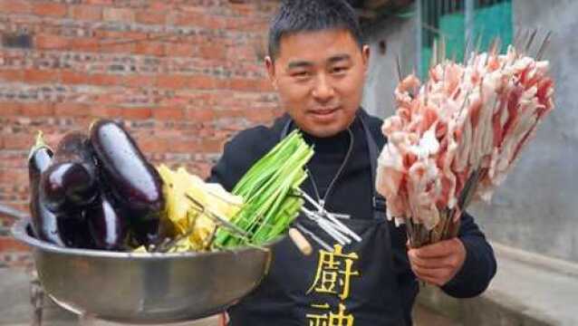 超小厨下雨天烧烤,五花肉韭菜配土豆一次100串,老爸幺叔吃过瘾