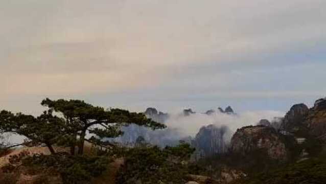 遥望山峰顶上海云帆