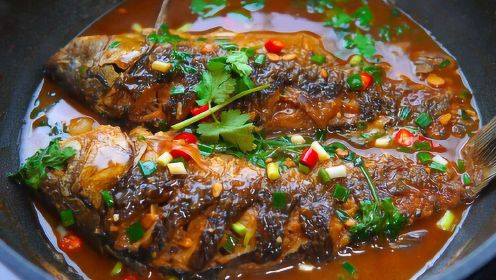 酱焖鲫鱼最简单好吃的做法，鱼肉鲜嫩，香味浓郁，跟饭店的一个味