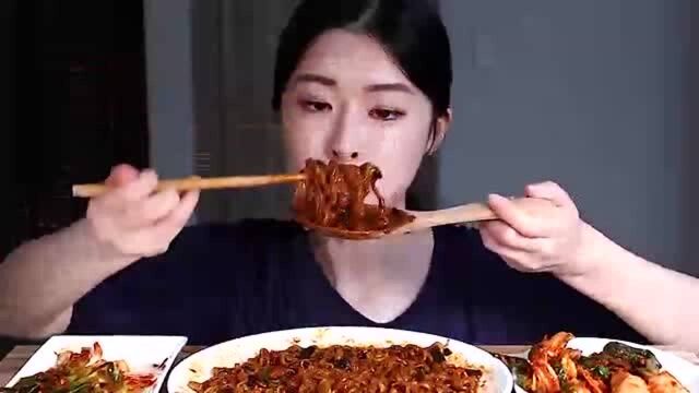 品尝美食:吃美味炸酱面