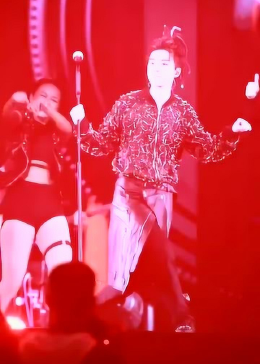 王俊凯湿身热舞，舞台上的炽热风暴与视觉盛宴