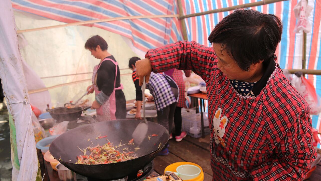 陕西镇坪:山村婚宴请厨娘们掌勺,高超技艺打造乡村美食盛宴