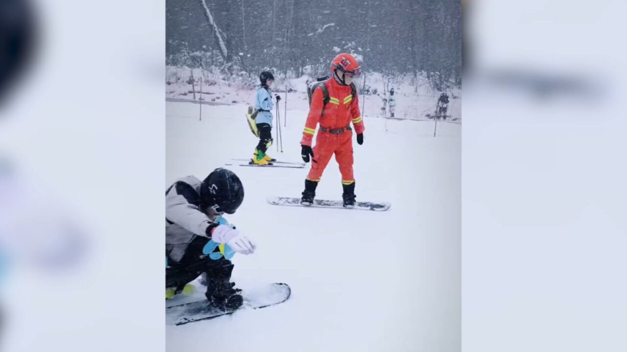 东北消防员抬担架滑雪!东北老铁:小金豆子们放心嗨