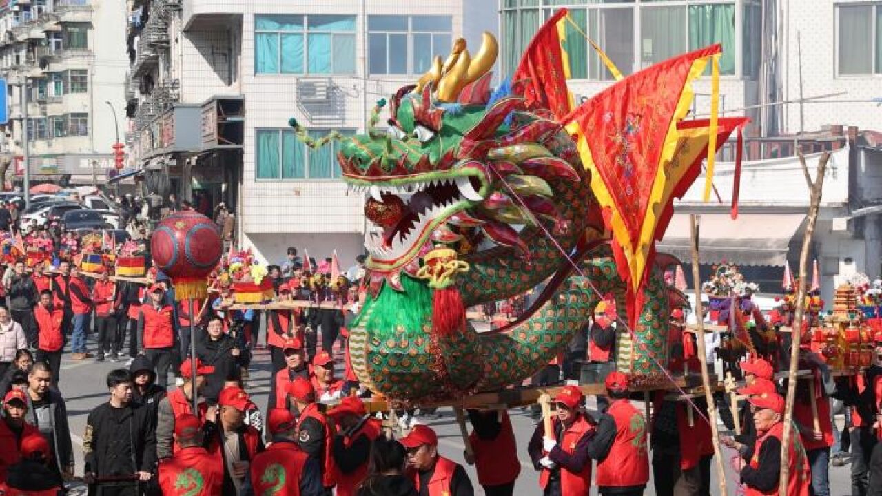 绍兴诸暨250余米板凳龙走街串巷拜大年,祈愿来年风调雨顺