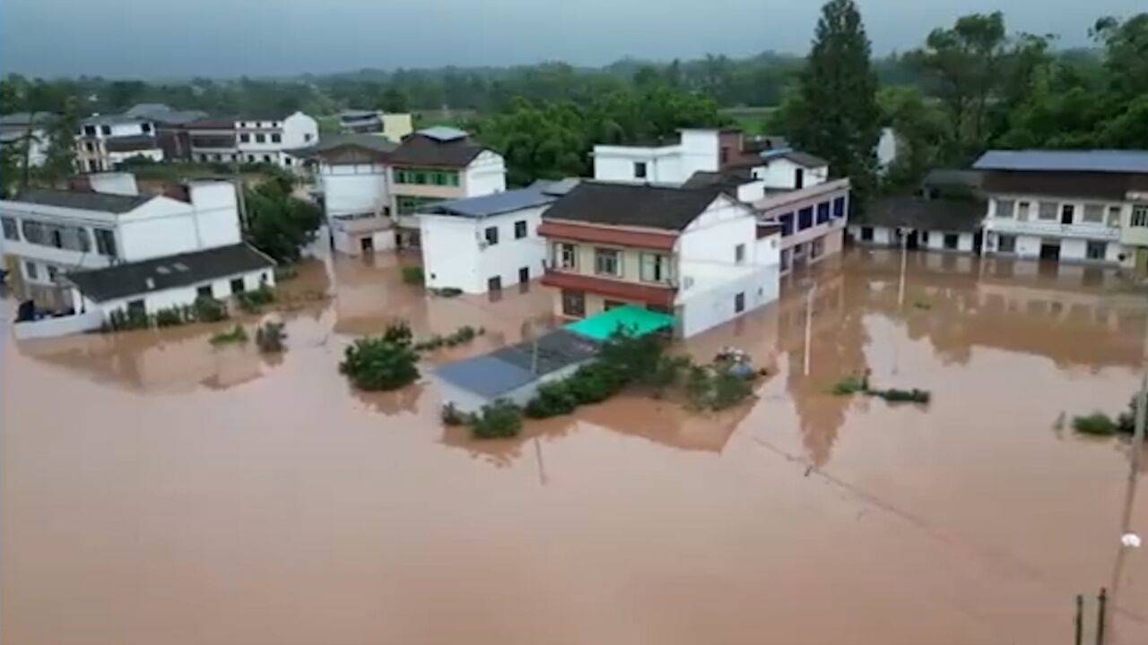 重庆梁平暴雨沿河多地被淹 当地正紧急转移被困居民