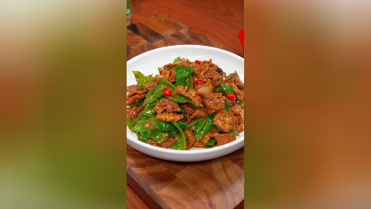 这道饭店里桌桌必点的农家小炒肉,其实自己在家就能做