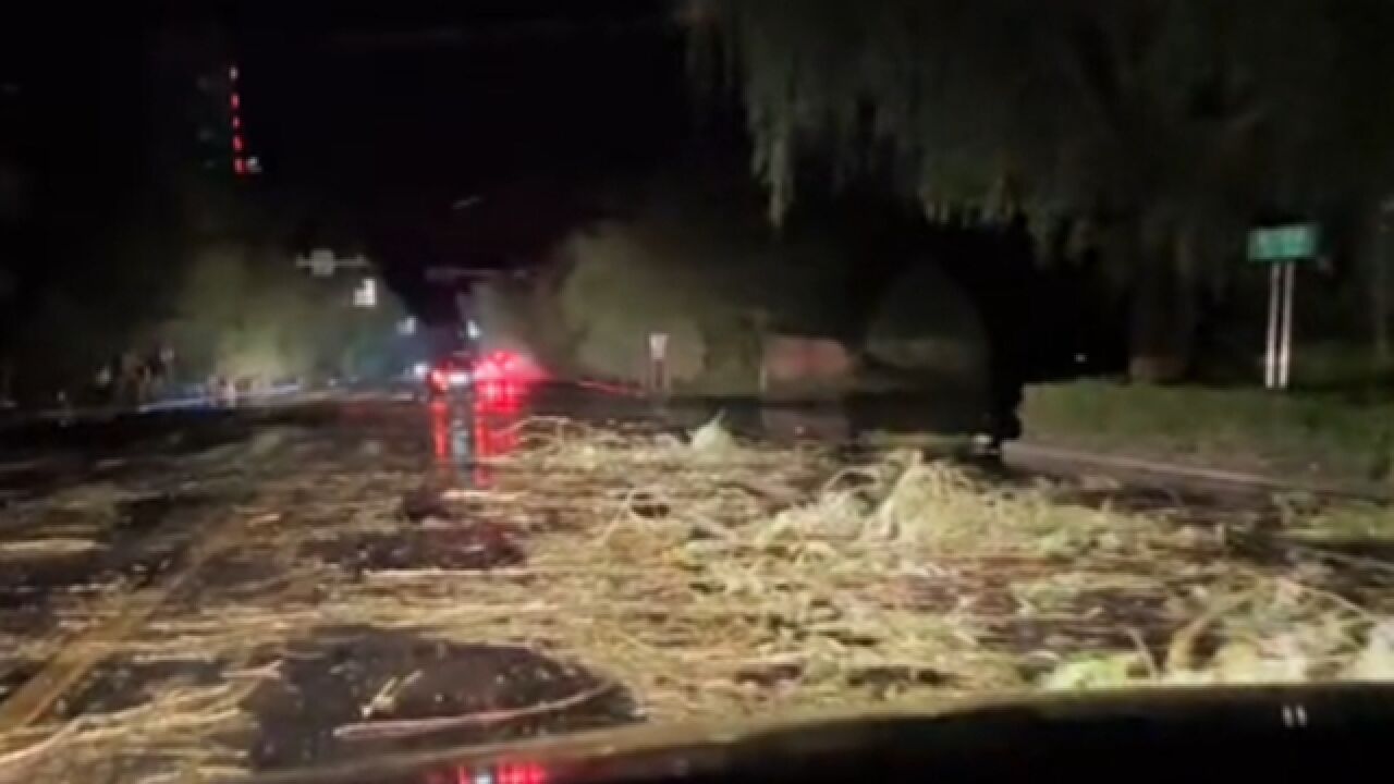 唐山迁西遭暴雨大风袭击,居民家窗户被吹跑,房顶也被掀翻