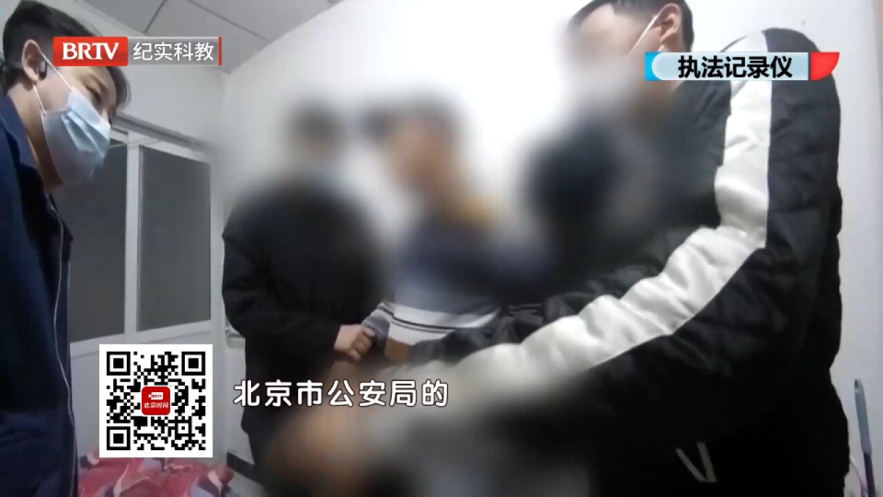 男子因盗窃,被民警刑事拘留