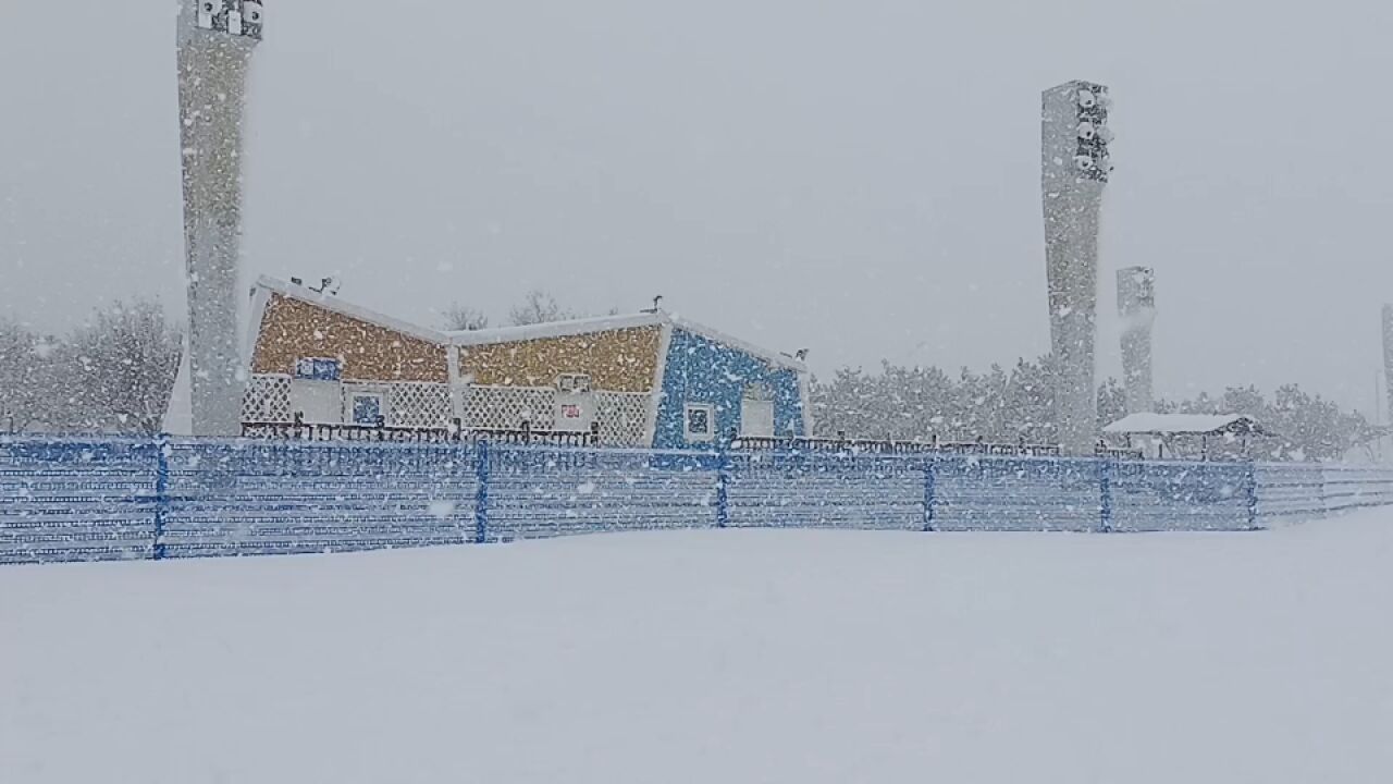 山东半岛积雪超过半米,烟台的雪一脚踩进去能没到膝盖