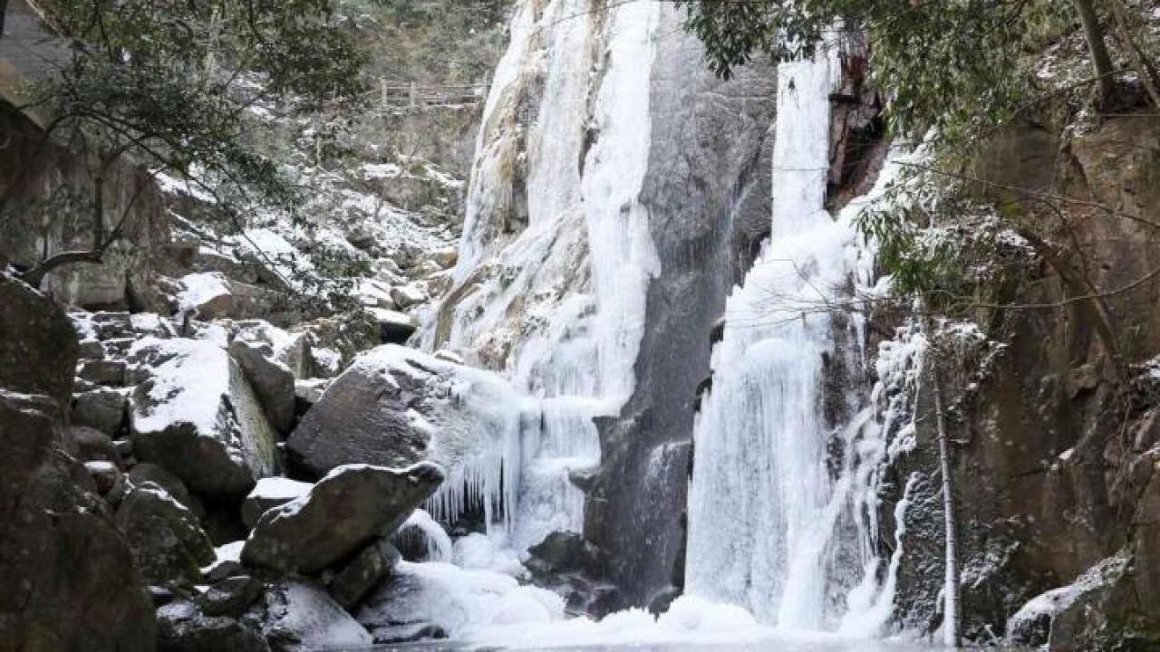 不用北上 在浙江莫干山也能赏“冰瀑”美景