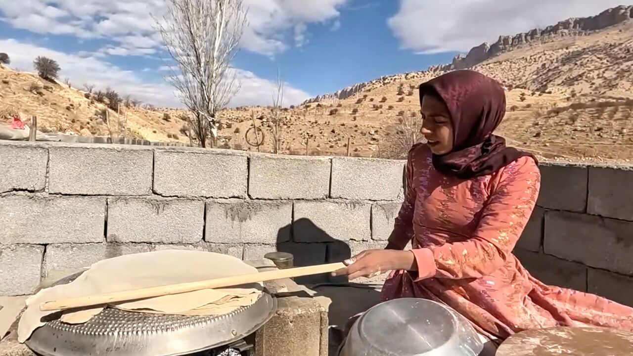 伊朗女人用木炭灰烤面饼,面饼碾成像纸一样薄| 纪录片