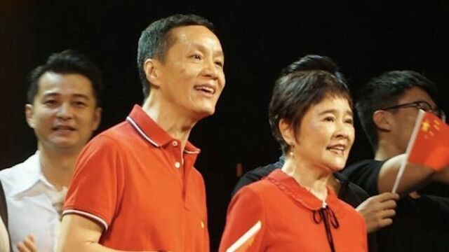 冯远征65岁妻子梁丹妮身型气质佳,二人相伴26年膝下无子