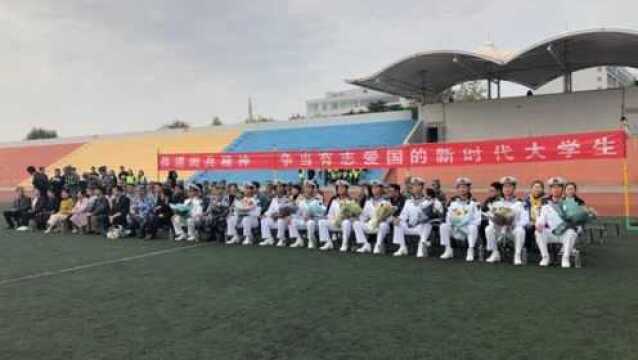 参加新中国成立70周年阅兵的海军受阅方队代表走进青岛工学院