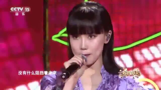 黄龄现场一首《嗨歌》,人美歌声更美