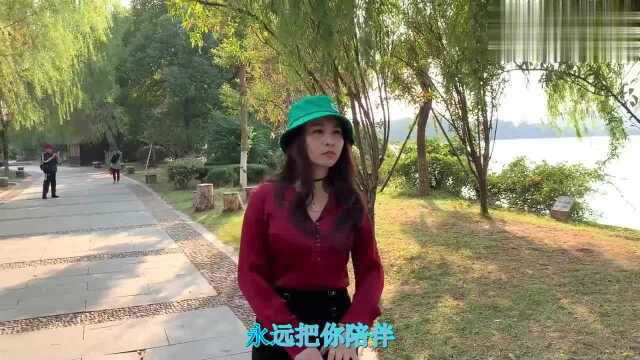 一首经典歌曲《红马鞍》,唱得情深意浓,越听越想听