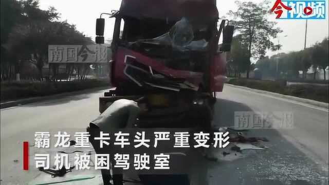 柳州一“霸龙重卡”追尾水泥罐车!车头“毁容”,司机被困