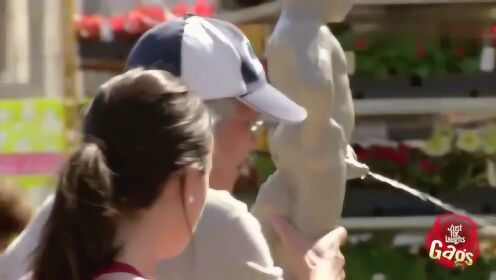 国外恶搞:小男孩雕像突然“撒尿”淋湿美女 - 腾讯视频