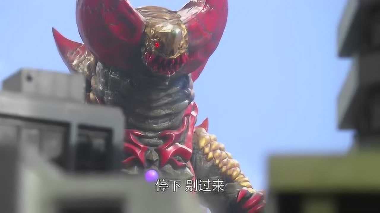 捷德奥特曼怪兽出现了广播通知大家赶快去安全区域避难