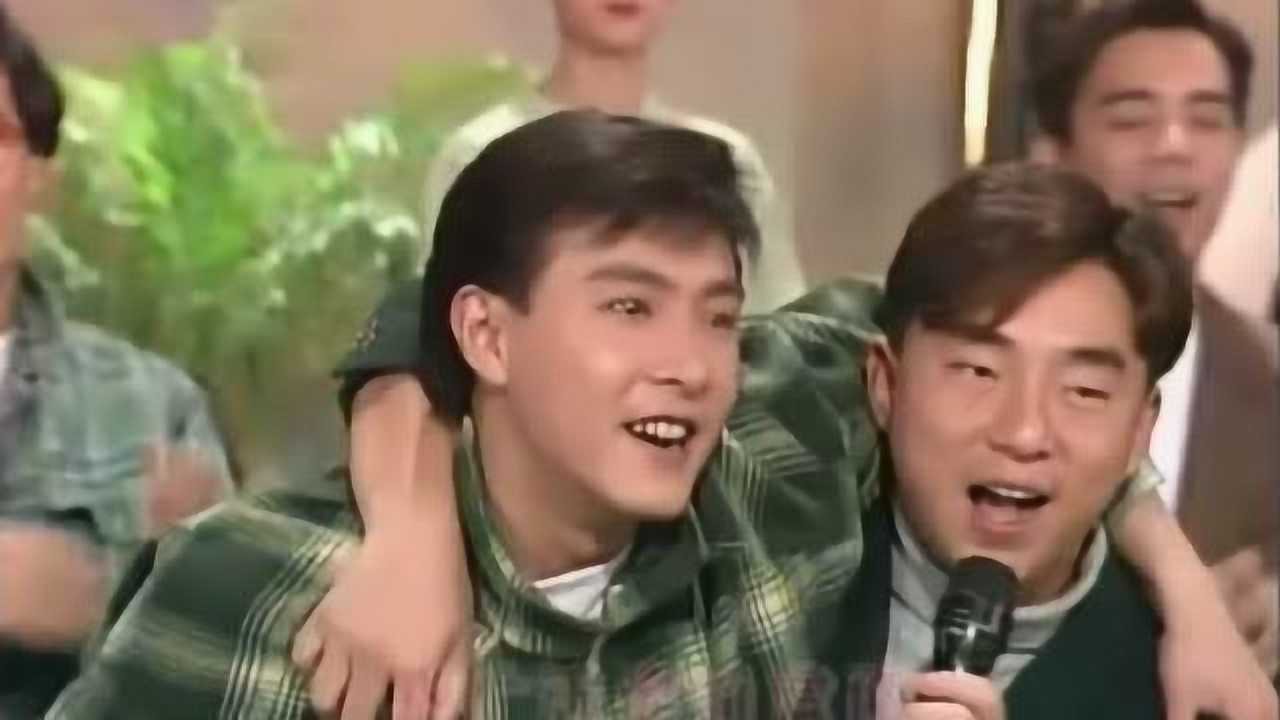 张卫健用外星语唱新年歌最后和吕方合唱经典的祝新岁