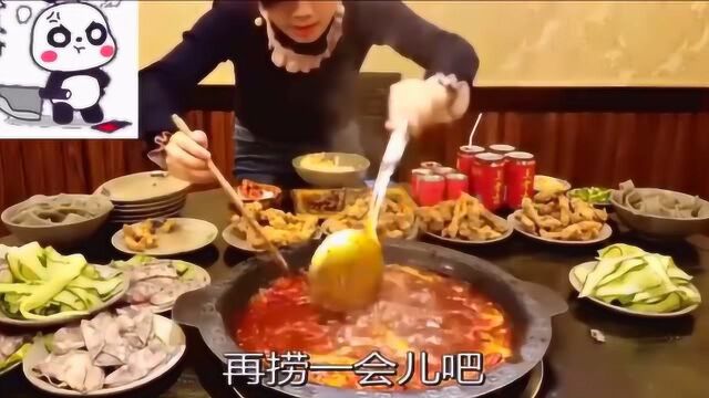 吃播大胃王:大胃王密子君吃一大桌牛油火锅