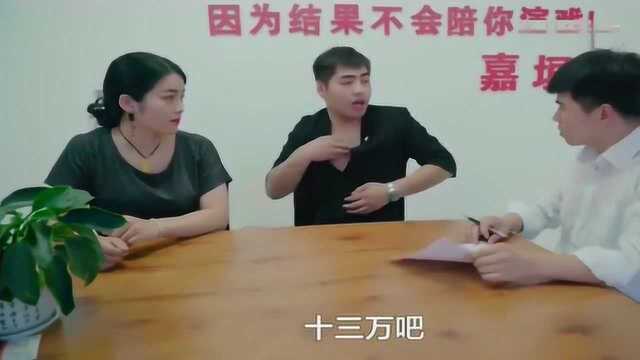 两人去买车说付现金,结果现金一拿出来销售傻眼了