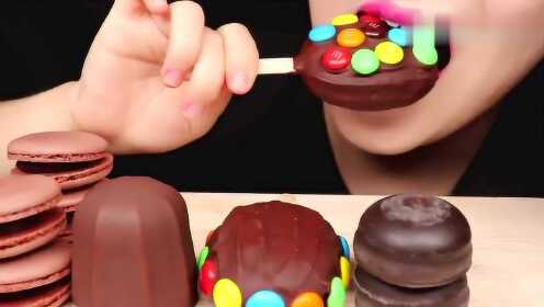 吃播小姐姐,大口吃巧克力蛋糕和糖果,大口吃得太甜了