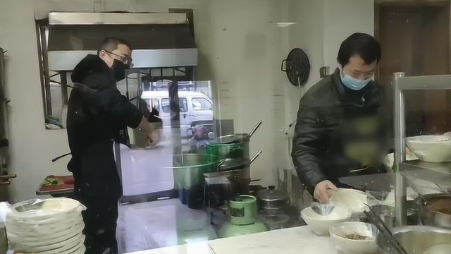 疫情期间小夫妻米皮店照常营业,最多一天卖4千元是平日两倍