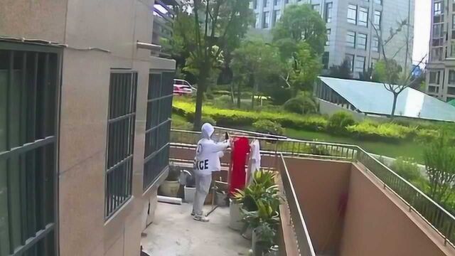 男子大白天偷走住户丝袜 作案全程被监控拍下