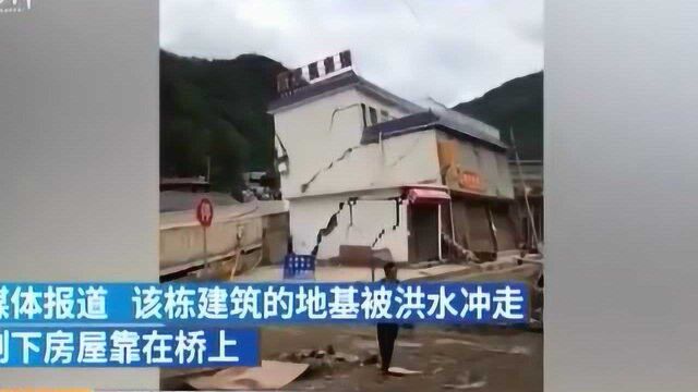 四川美姑县:突发山洪 一沿河宾馆遭冲击倒塌