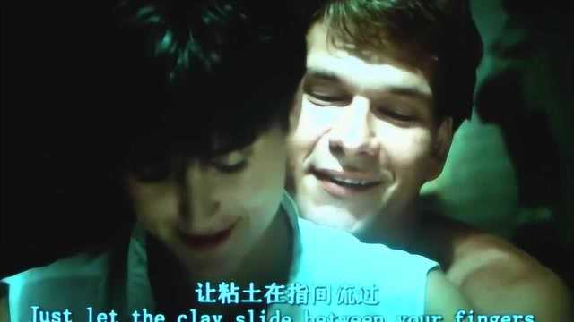 赏析:男子去影院看电影,没想伊人也在,在后边看着他