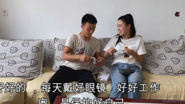 婷婷给蛋蛋家送大蒜,不料还有意外惊喜,女孩高兴得合不拢嘴