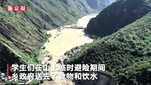 甘孜遇泥石流46名师生上山避险不忘晨读 脚下洪水滚滚而过