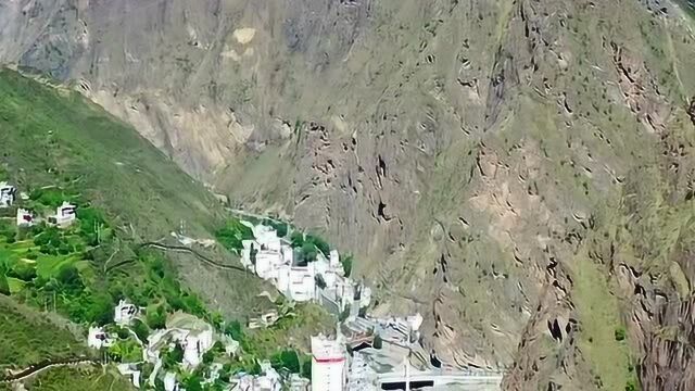 四川最窄县城建在峡谷之中,两边都是高山,这就是美丽的四川丹巴县!