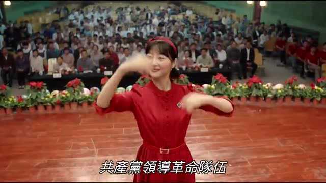 电影老师好,于谦拿着一个奖杯,“奖”字被学生改成了“大”字