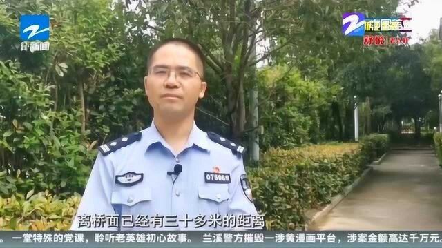 溪水暴涨货车被冲进溪中 司机被困 危急时刻警民齐心救援