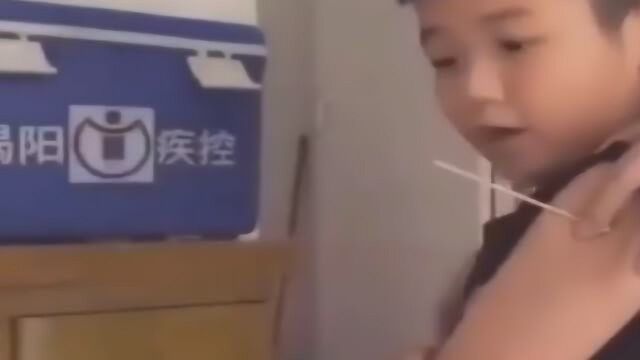 搞笑熊孩子打针视频:这种幸运不是谁都能有的,孩子再坚持坚持!