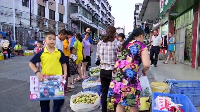 我县桃子临时摆卖点秩序良好