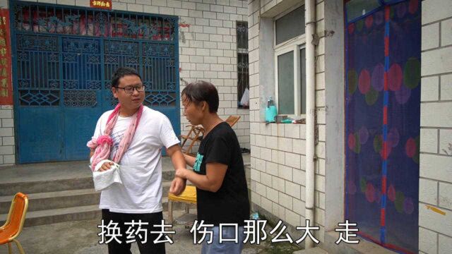 小光为了省钱和妈妈商量,不去医院在家换纱布,妈妈会同意吗