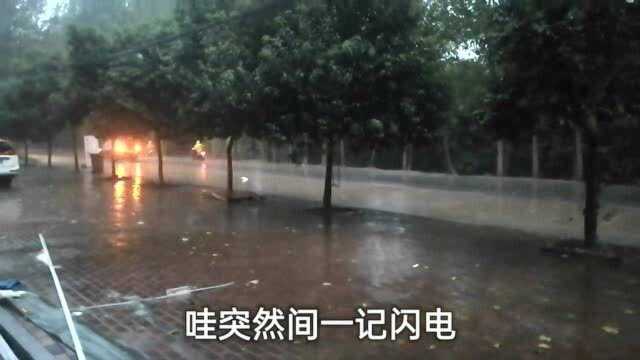 河南郸城突降大雨,媳妇担心水会漫到店里