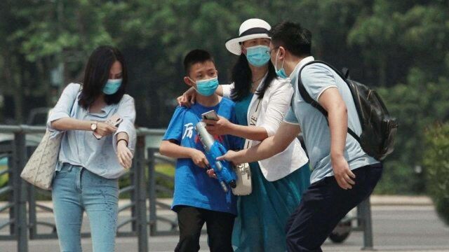 家长纵容熊孩子朝女生喷水,路人大哥一把夺过水枪