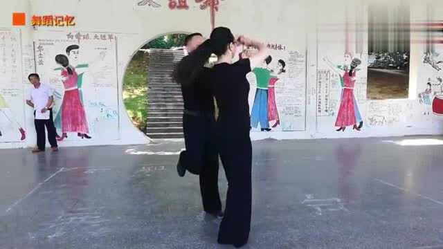 交谊舞三步踩,舞曲《我在纳林湖等着你》