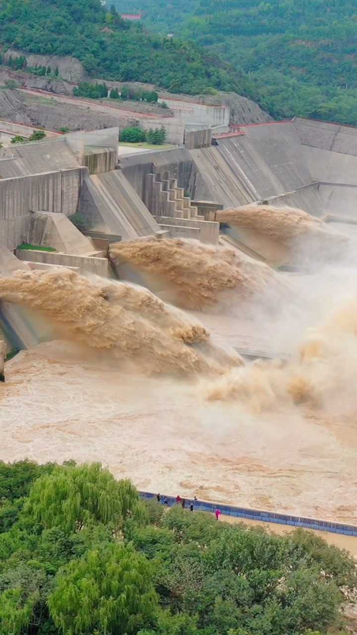 黄河之水天上来河南洛阳小浪底大坝目前泄洪闸已关闭水位已下降